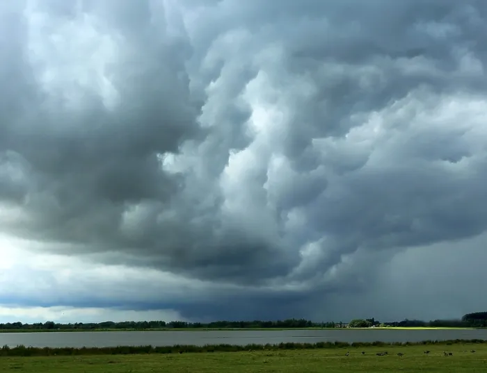 Framed Print : Biesbosch. Imposante wolkenformaties boven de Noordwaard in de Biesbosch
