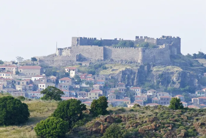 Framed Print : Lesbos. Zicht op het stadje Molyvos Lesbos Griekenland