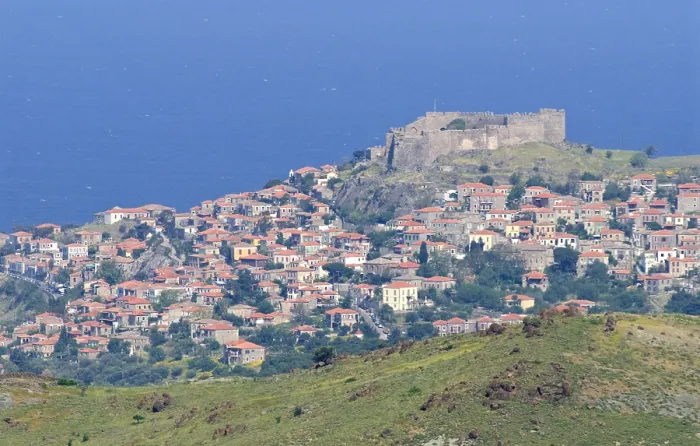 Framed Print : Lesbos. Zicht op het stadje Molyvos Lesbos Griekenland