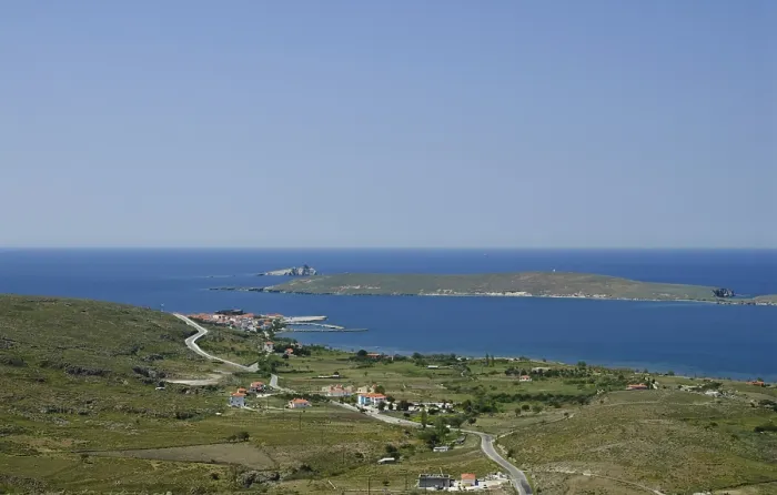 Framed Print : Lesbos. Zicht op het havenplaatsje Sigri Lesbos Griekenland