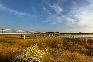Images Dated 18th July 2017: Brug over parallelgeul Vreugderijkerwaard in avond licht