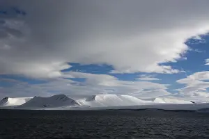 Norway Prints: Snow-covered mountains in Hinlopen Strait